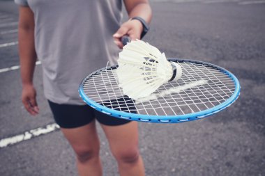 Genç kadın oyuncu badminton