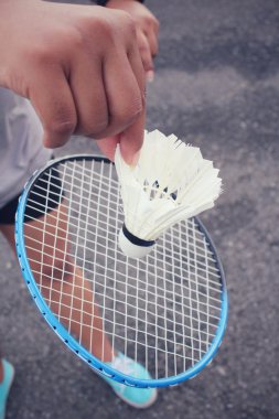 Genç kadın oyuncu badminton