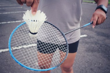 Genç kadın oyuncu badminton