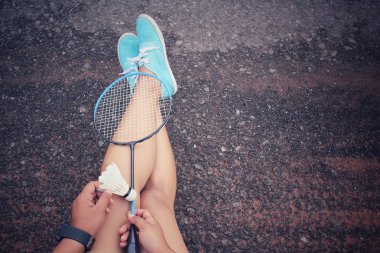 Shuttlecocks ve badminton raket spor ayakkabı.