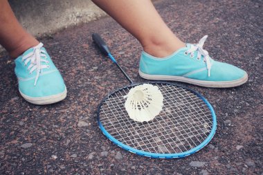 Shuttlecocks ve badminton raket spor ayakkabı.