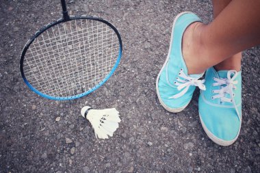 Shuttlecocks ve badminton raket spor ayakkabı.