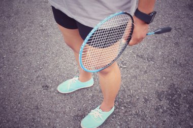 Genç badminton raket ile kadın.