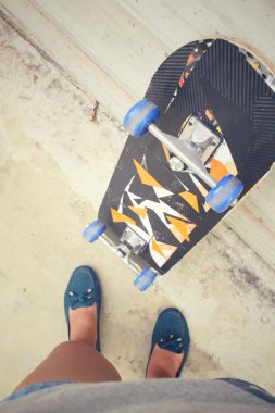 Kaykay ile genç kızın Selfie