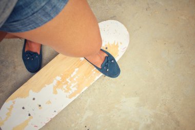 Kaykay ile genç kızın Selfie