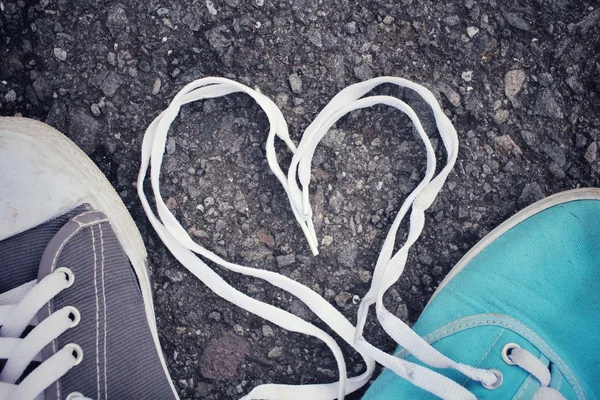 Ζευγάρι πάνινα παπούτσια με αγάπη καρδιά — Φωτογραφία Αρχείου
