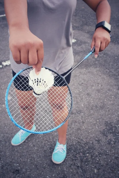 Unga kvinnliga spelare badminton — Stockfoto