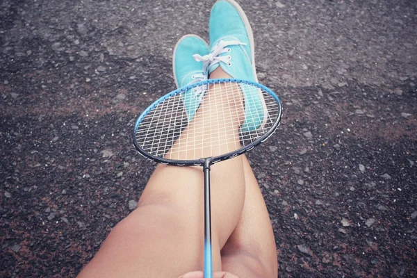 Selfie sneakers med badmintonracketen. — Stockfoto