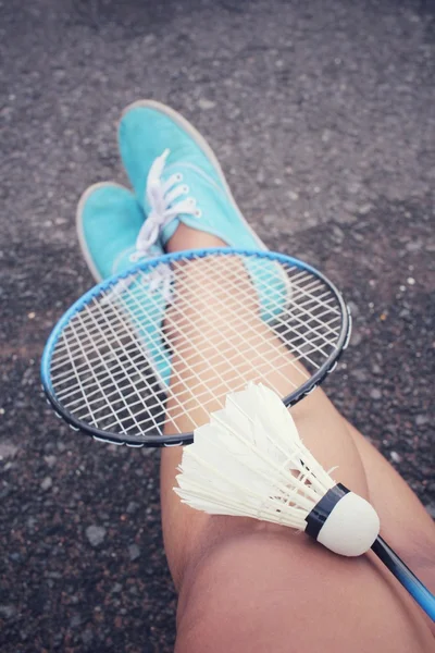 Selfie de baskets avec navettes et raquette de badminton . — Photo