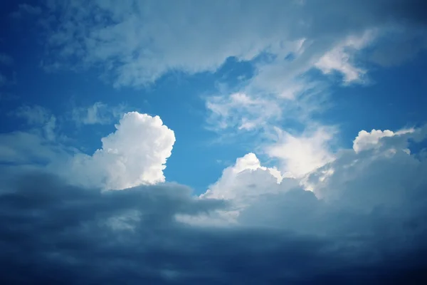 Nuvole tempestose in primavera - cielo coperto — Foto Stock