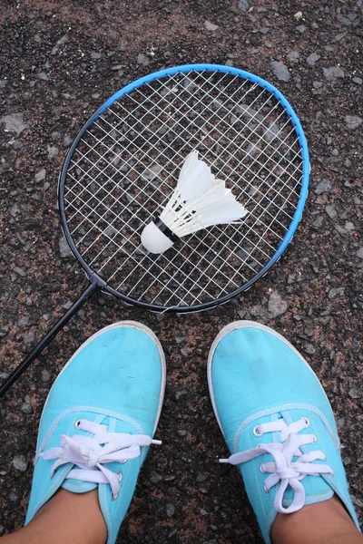 Selfie de baskets avec navettes et raquette de badminton . — Photo