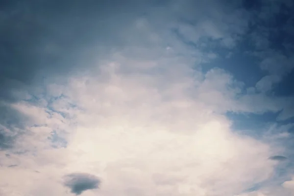 Stürmische Wolken im Frühling - bedeckter Himmel — Stockfoto