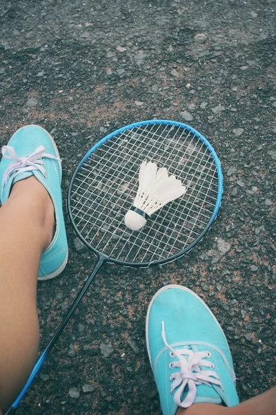 Selfie de zapatillas con volantes y raqueta de bádminton . — Foto de Stock