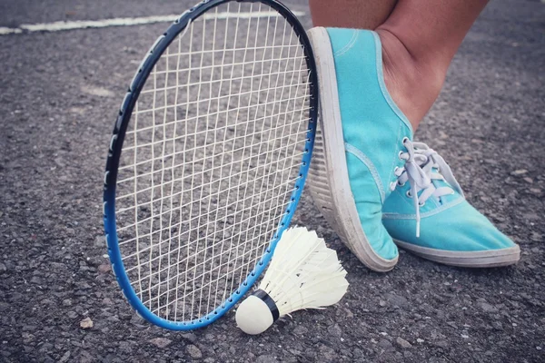 Tênis com vaivém e raquete de badminton . — Fotografia de Stock