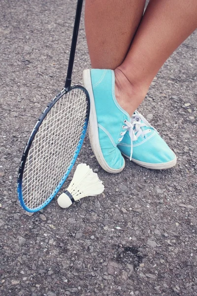 Zapatillas con volantes y raqueta de bádminton . —  Fotos de Stock