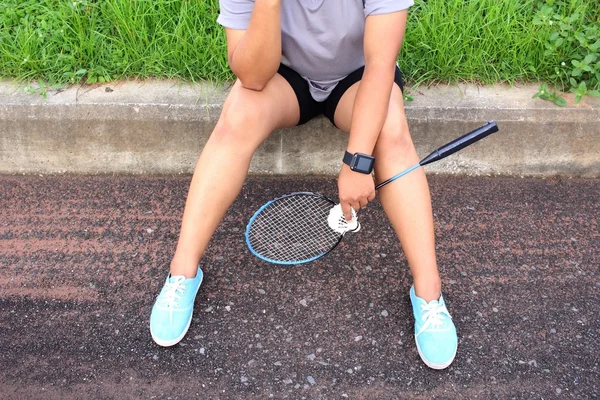 Jovem do sexo feminino com shuttlecocks e badminton raquete . — Fotografia de Stock