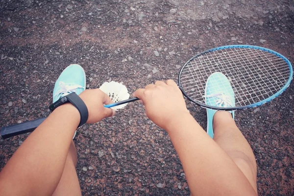 Turnschuhe mit Federhähnen und Badmintonschläger. — Stockfoto