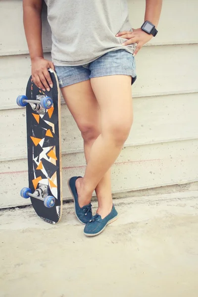 Menina com skate — Fotografia de Stock