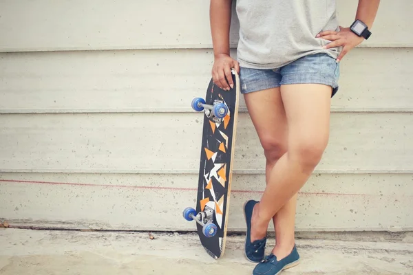 Mladá dívka s skateboardem — Stock fotografie
