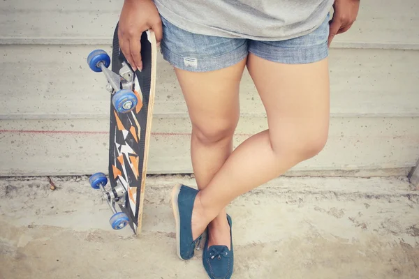 スケートボードを持つ若い女の子 — ストック写真