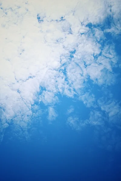 Nuages sur le ciel bleu. — Photo