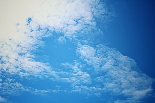 Nuvens no céu azul. — Fotografia de Stock
