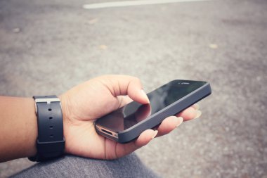 Akıllı telefon kullanan kadın