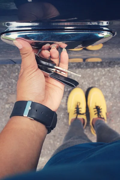 Selfie buty z otwiera drzwi samochodu — Zdjęcie stockowe