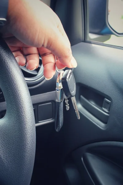Mujer sosteniendo llaves con coche —  Fotos de Stock