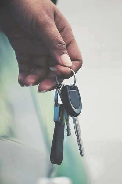 Sujetando llaves coche —  Fotos de Stock