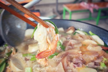 Sukiyaki ot üzerinde beslenme