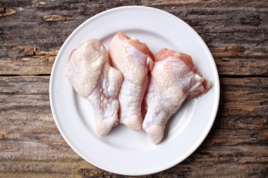 Çiğ tavuk kanadı. 