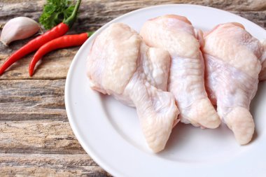 Çiğ tavuk kanadı. 