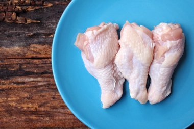 Çiğ tavuk kanadı. 