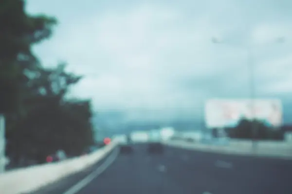 道路上の車のせいで — ストック写真