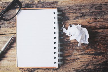 Boş not defteri ve kalem Ofis Masası üzerinde gözlüklü