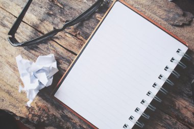 Ofis masaları gözlüklerle boş not defteri