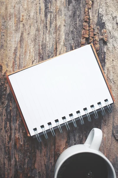 Bloco de notas em branco com café quente na mesa de escritório — Fotografia de Stock