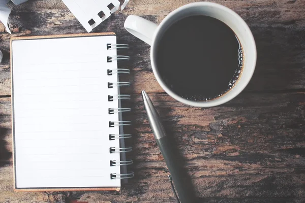 Blocco note e penna in bianco con caffè caldo sul tavolo dell'ufficio — Foto Stock