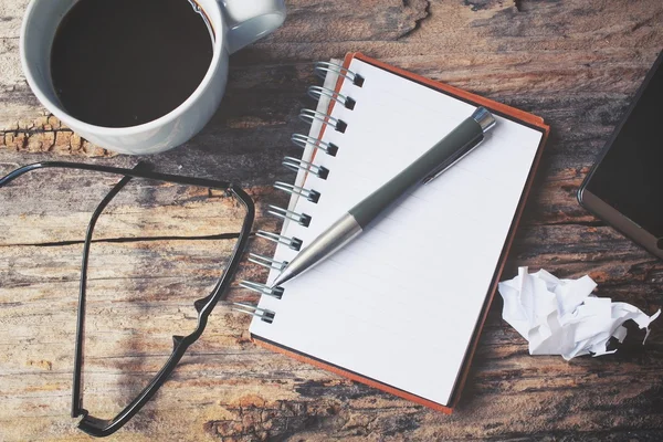 Boş not defteri ve Ofis Masası üzerinde sıcak kahve ile akıllı telefon — Stok fotoğraf