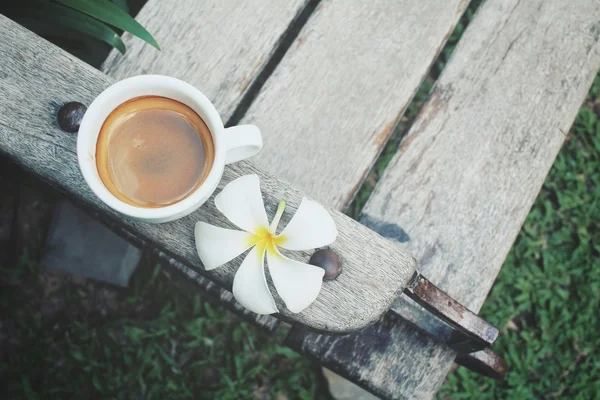 Café expreso con flor de frangipani en el banco —  Fotos de Stock