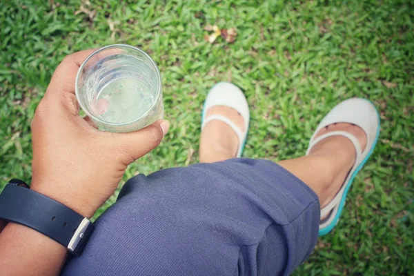 Selfie de beber agua con zapatos —  Fotos de Stock