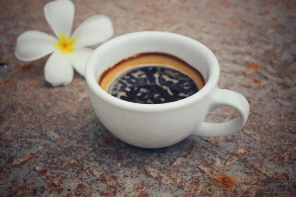 Café expreso con flor de frangipani — Foto de Stock
