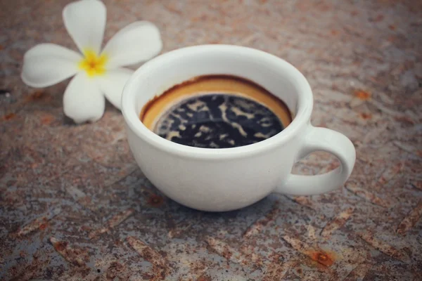 Caffè espresso con fiore di frangipani — Foto Stock