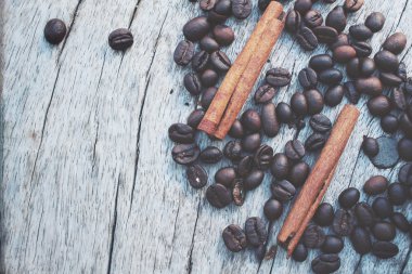 grãos de café torrados e canela