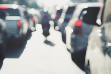 Yoldaki araba bulanık.