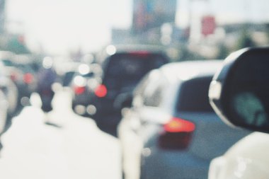 Yoldaki araba bulanık.