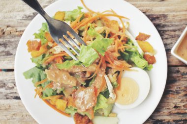 Tofu ve fıstık sosu ile salata