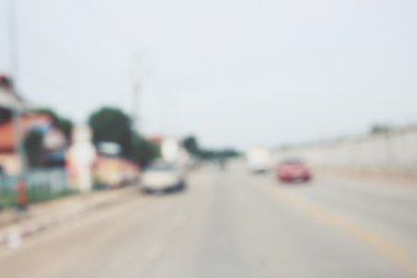 Yoldaki araba bulanık.