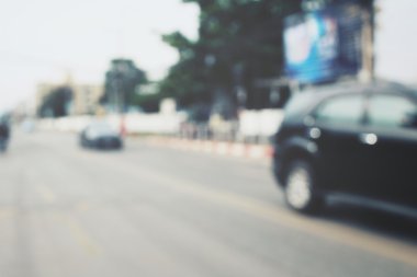 Yoldaki araba bulanık.